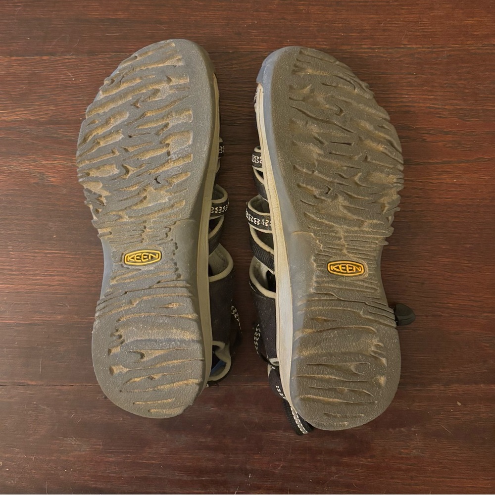 KEEN Whisper Closed Toe Sandals, size 8.5 - Picture 7 of 8